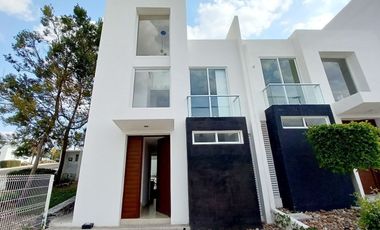 CASA EN VENTA EN ZIBATÁ, Querétaro, con roof garden y jardín