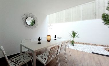 CASA EN VENTA EN ZIBATÁ, Querétaro, con roof garden y jardín