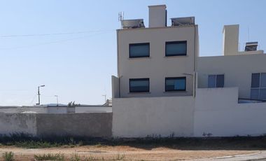 Terreno en RENTA con uso de suelo comercial en Fracc Pirámides, Corregidora, Qro