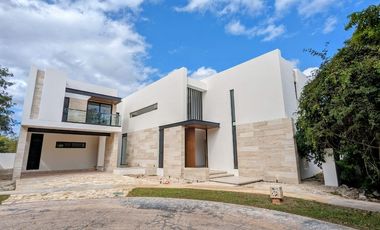 Estrena Casa en Venta en Kutz, Country Club  Merida