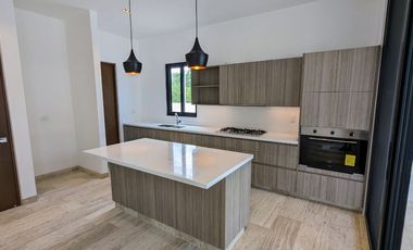 Estrena Casa en Venta en Kutz, Country Club  Merida