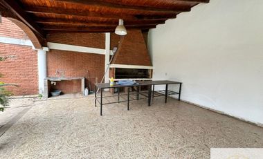 Casa quinta en alquiler de 1m2 ubicado en Villa Fabiana