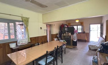 Oportunidad, Venta de casa con departamento y salón comercial