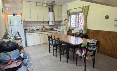 Oportunidad, Venta de casa con departamento y salón comercial