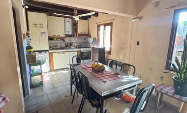 Oportunidad, Venta de casa con departamento y salón comercial