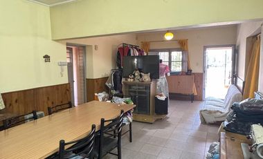 Oportunidad, Venta de casa con departamento y salón comercial