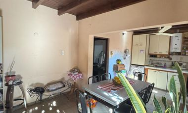 Oportunidad, Venta de casa con departamento y salón comercial