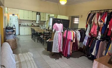 Oportunidad, Venta de casa con departamento y salón comercial