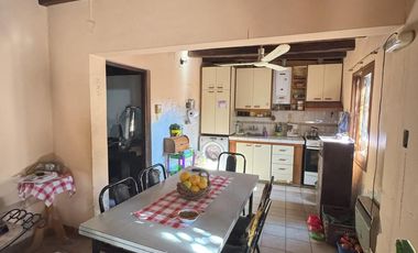 Oportunidad, Venta de casa con departamento y salón comercial