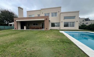 Casa en  alquiler en Barrio San Matías Escobar amoblada pileta 3 habitaciones dependencia
