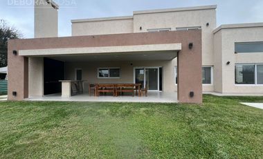 Casa en  alquiler en Barrio San Matías Escobar amoblada pileta 3 habitaciones dependencia
