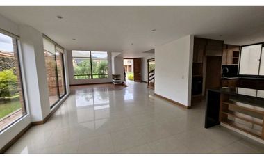 Se renta hermosa casa en Guaymaral