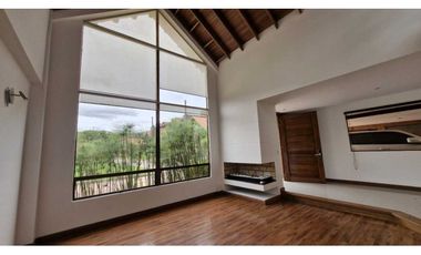 Se renta hermosa casa en Guaymaral