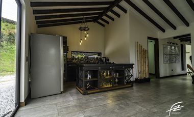 CASA CAMPESTRE EN VENTA EN EL CARMEN DE VIBORAL, ANTIOQUIA