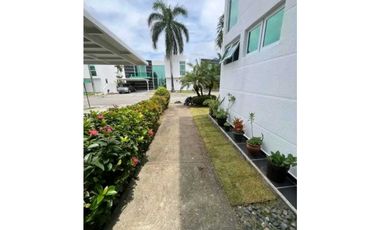 CASA EN COSTA SUR COSTA ESMERALDA 4REC 4,5 B 500M2 DOS NIVELES