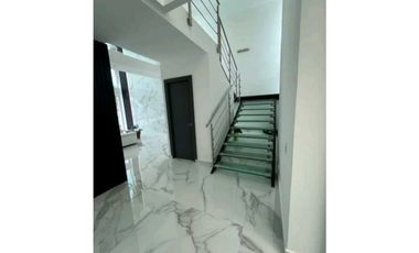 CASA EN COSTA SUR COSTA ESMERALDA 4REC 4,5 B 500M2 DOS NIVELES