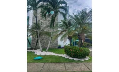 CASA EN COSTA SUR COSTA ESMERALDA 4REC 4,5 B 500M2 DOS NIVELES