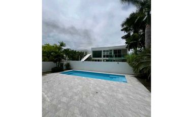 CASA EN COSTA SUR COSTA ESMERALDA 4REC 4,5 B 500M2 DOS NIVELES