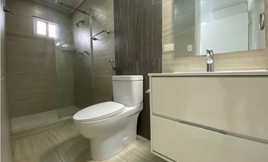 VENTA de CASA UNIFAMILIAR REMODELADA de ESQUINA en LAS CUMBRES - LH