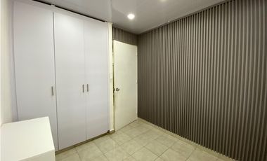 VENTA de CASA UNIFAMILIAR REMODELADA de ESQUINA en LAS CUMBRES - LH