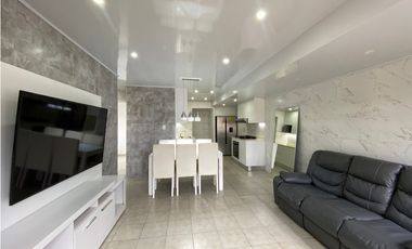 VENTA de CASA UNIFAMILIAR REMODELADA de ESQUINA en LAS CUMBRES - LH