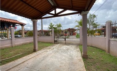 VENTA de CASA UNIFAMILIAR REMODELADA de ESQUINA en LAS CUMBRES - LH