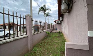 VENTA de CASA UNIFAMILIAR REMODELADA de ESQUINA en LAS CUMBRES - LH