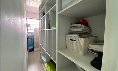 VENTA de CASA UNIFAMILIAR REMODELADA de ESQUINA en LAS CUMBRES - LH
