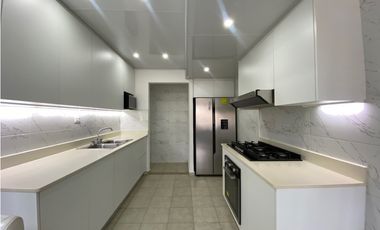VENTA de CASA UNIFAMILIAR REMODELADA de ESQUINA en LAS CUMBRES - LH