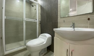 VENTA de CASA UNIFAMILIAR REMODELADA de ESQUINA en LAS CUMBRES - LH