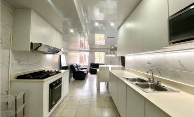 VENTA de CASA UNIFAMILIAR REMODELADA de ESQUINA en LAS CUMBRES - LH