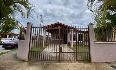 VENTA de CASA UNIFAMILIAR REMODELADA de ESQUINA en LAS CUMBRES - LH