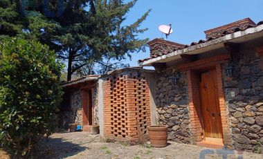 Terreno con 2 cabañas rústicas en Fraccionamiento cerrado en Santa Cecilia Tepetlapa