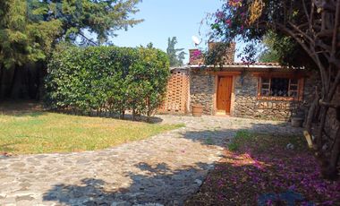 Terreno con 2 cabañas rústicas en Fraccionamiento cerrado en Santa Cecilia Tepetlapa