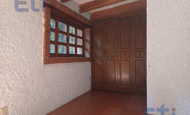 Terreno con 2 cabañas rústicas en Fraccionamiento cerrado en Santa Cecilia Tepetlapa