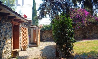 Terreno con 2 cabañas rústicas en Fraccionamiento cerrado en Santa Cecilia Tepetlapa