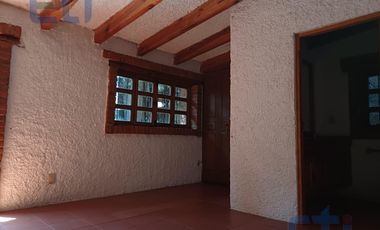 Terreno con 2 cabañas rústicas en Fraccionamiento cerrado en Santa Cecilia Tepetlapa