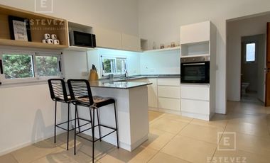 Casa en venta / alquiler, pileta. 3 dormitorios. Barrio Cerrado, Escobar