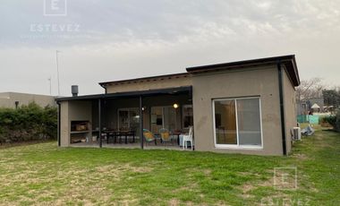 Casa en venta / alquiler, pileta. 3 dormitorios. Barrio Cerrado, Escobar