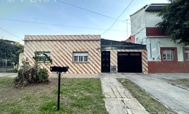 Venta de casa de 3 ambientes con cochera3 en Villa Dominico