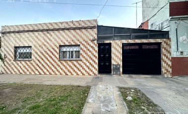 Venta de casa de 3 ambientes con cochera3 en Villa Dominico