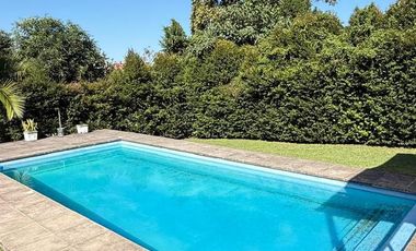 Importante casa de categoría de 4 dormitorios en VENTA en country Las Yungas, Yerba Buena