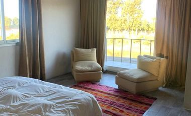 Casa amoblada en alquiler, barrio San Benito, lote al río