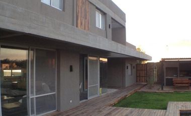 Casa amoblada en alquiler, barrio San Benito, lote al río