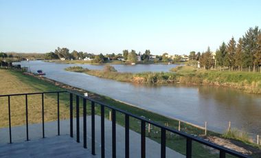 Casa amoblada en alquiler, barrio San Benito, lote al río