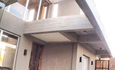 Casa amoblada en alquiler, barrio San Benito, lote al río