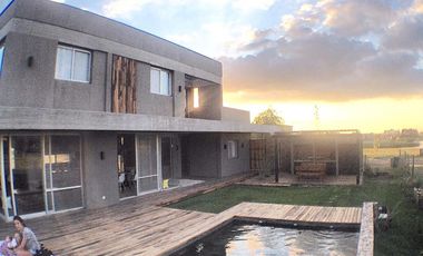 Casa amoblada en alquiler, barrio San Benito, lote al río