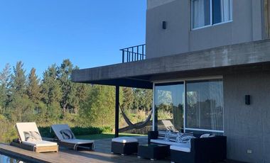 Casa amoblada en alquiler, barrio San Benito, lote al río