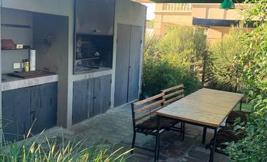Casa amoblada en alquiler, barrio San Benito, lote al río