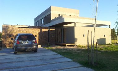 Casa amoblada en alquiler, barrio San Benito, lote al río